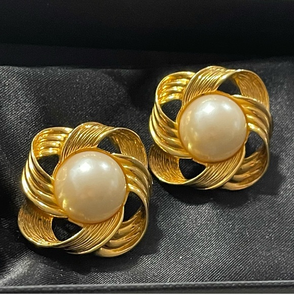 ✨Gorgeous VTG Pearl Gold Clip On Earrings - Picture 2 of 3